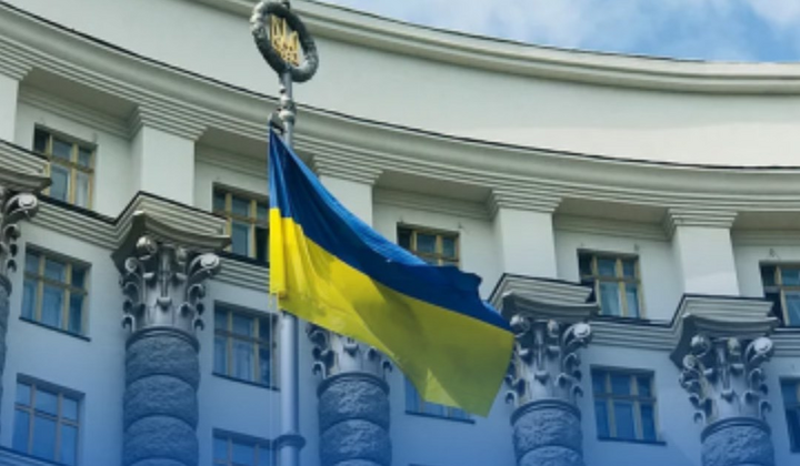 Група людей обговорює нові інвестиційні правила