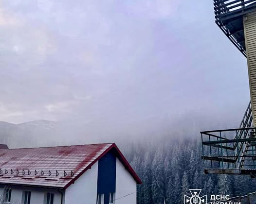 Туристи в горах Карпати у тумані