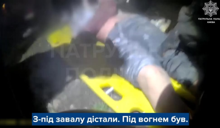 Патрульні рятували дитину з-під завалів