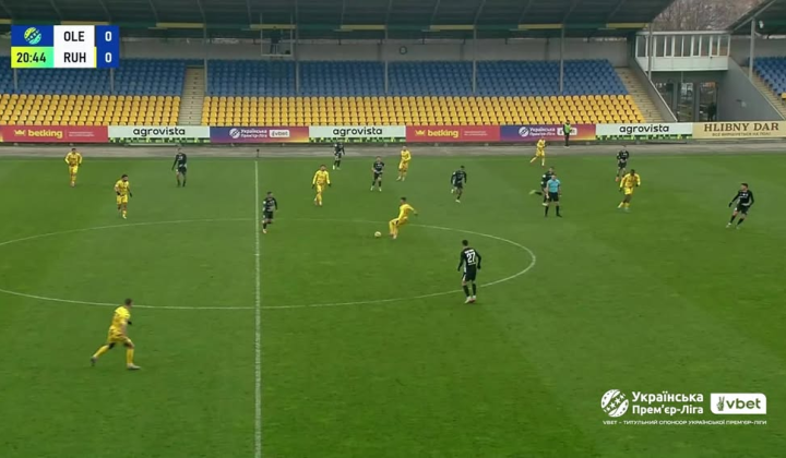 Віталій Роман атакує в матчі