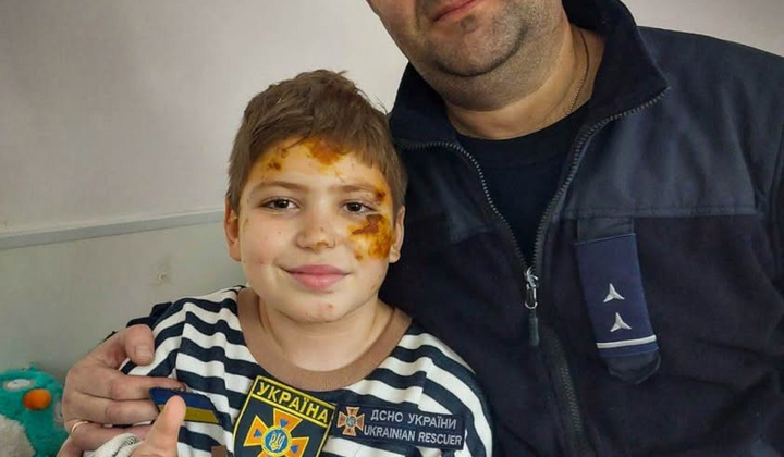 Хлопчик в обіймах рятувальників після падіння