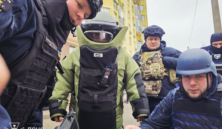 Робот знешкодив касетні боєприпаси на даху