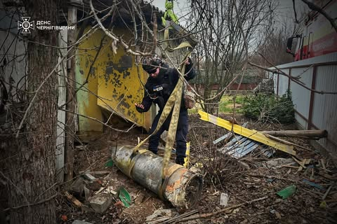 Саперы обезвредили осколок ракеты в Черниговщине