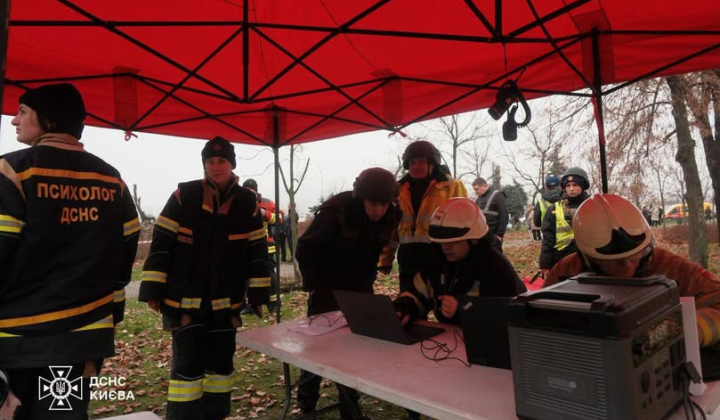 Extinguishing fires in Kyiv after shelling