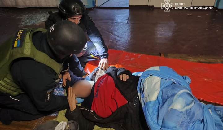 Поранена дитина і троє дорослих