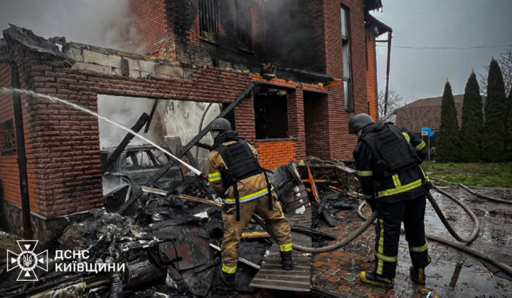 Масований обстріл Київщини: наслідки та рятувальники