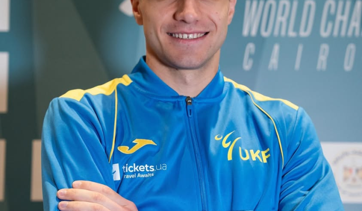 Андрій Заплітний на тлі українського прапора