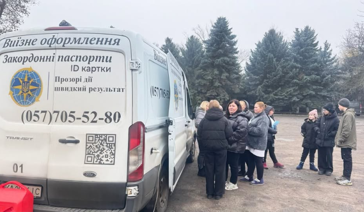 Дівчина оформляє паспорт у мобільному ДМС