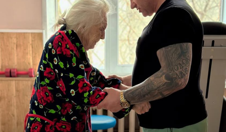 100-річна жінка з Полтави робить перші кроки після інсульту: історія порятунку