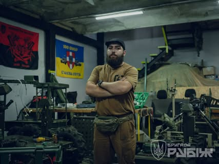 Роботи-рятівники ведуть евакуацію бійців з поля бою