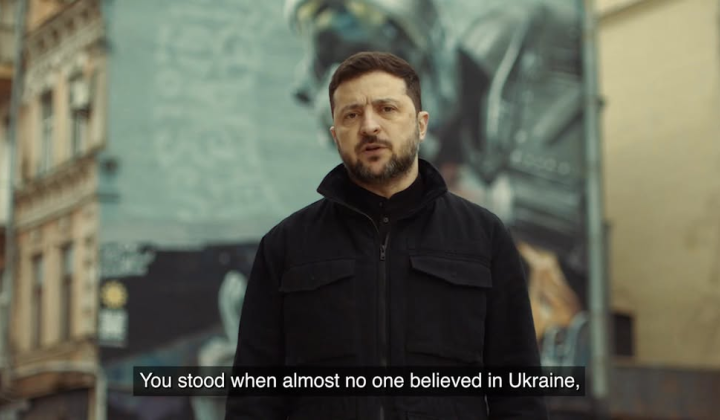 Люди в Українській армії святкують День ЗСУ у 2024 році