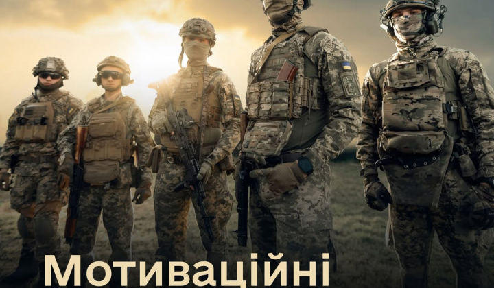 Военный в форме с контрактом