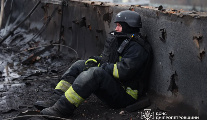 Рятувальник серед руїн після удару по Дніпру