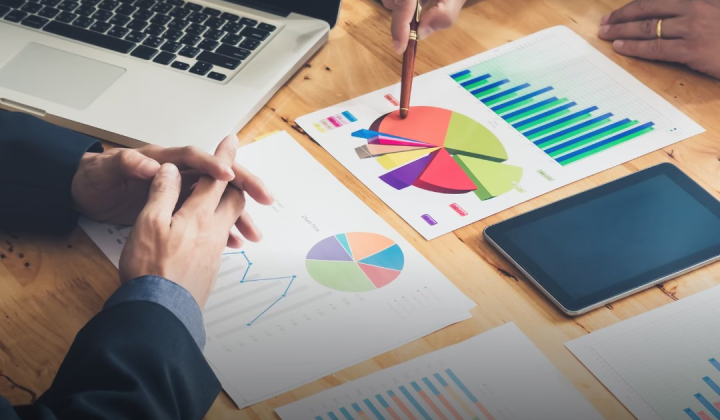 Логотип Мінекономіки на тлі мережі