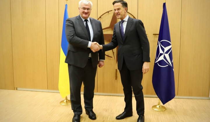 Флаги НАТО и Украины на фоне