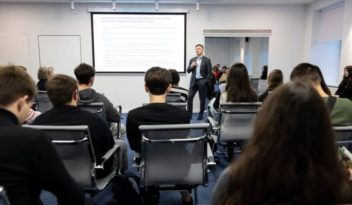 Студенти слухають лекцію від першого заступника голови