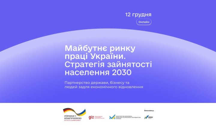Люди работают за компьютерами в офисе