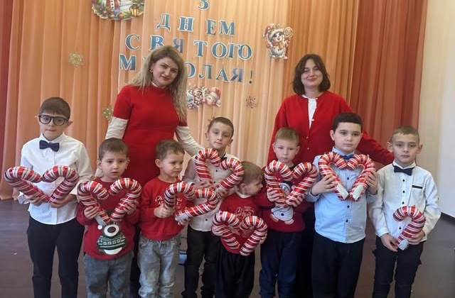 Оформление паспортов и праздничные подарки