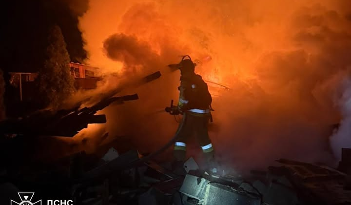 Російський військовий та ранені люди