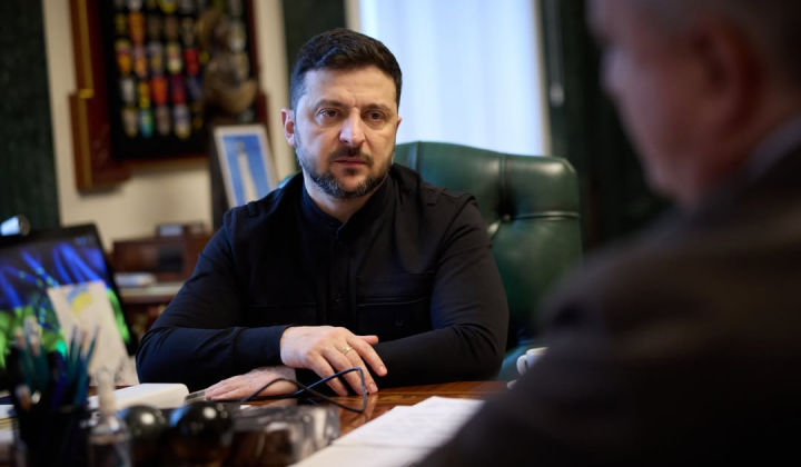 Дві жінки дипломати обговорюють міжнародну співпрацю