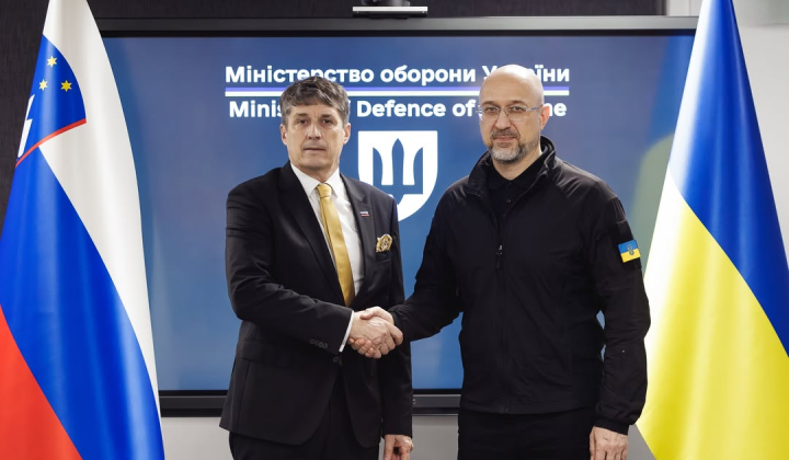 Логотип Словенії та України відображені на прапорах