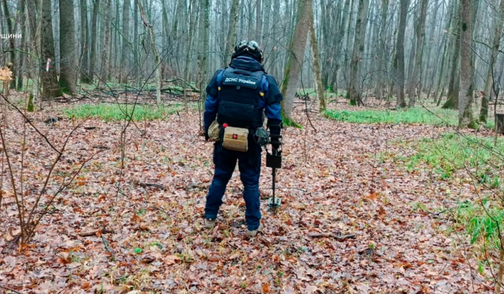 Саперы ГСЧС разминируют землю на Харьковщине