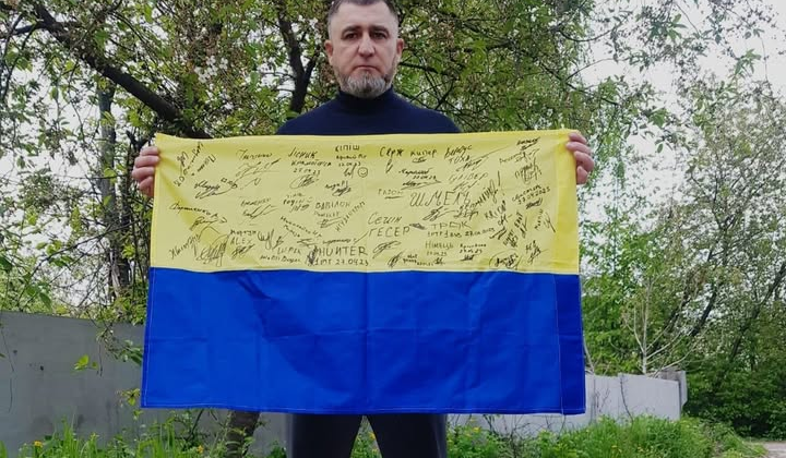 Волонтер допомагає пораненим бійцям