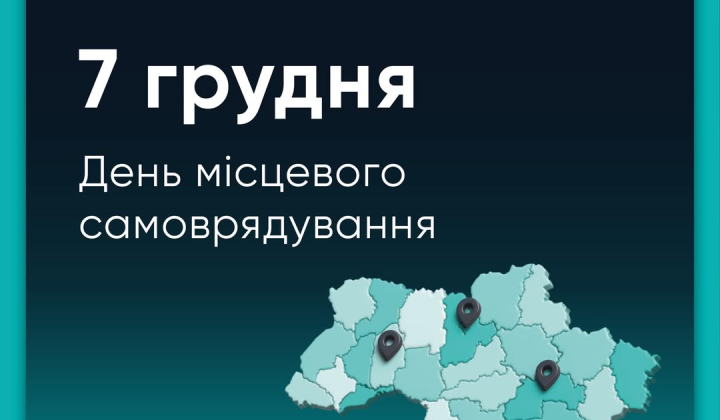 Женщина ведет собрание с местной общиной
