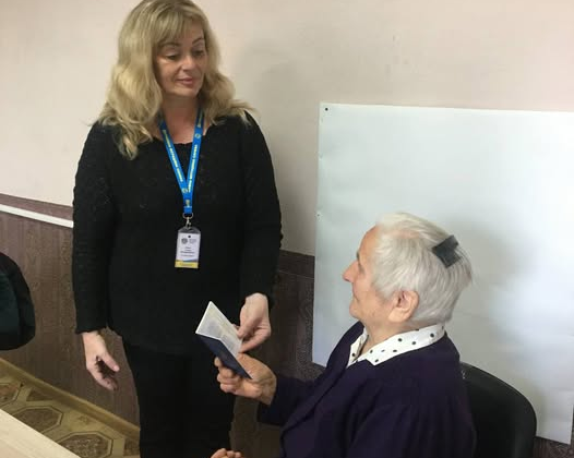 Сотрудница ГМС помогает людям ожидать сына