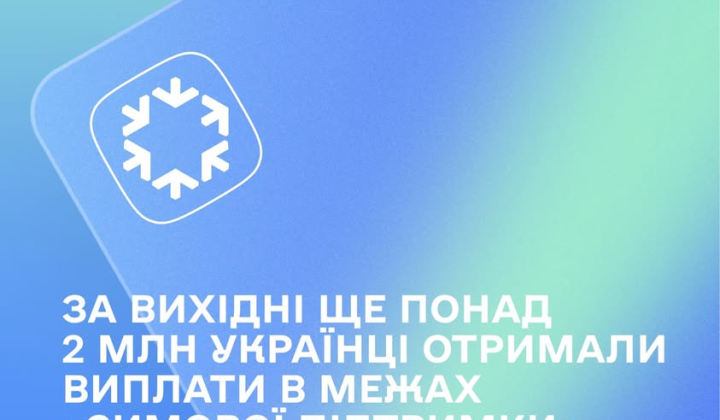 Одягнена жінка тримає в руках гроші