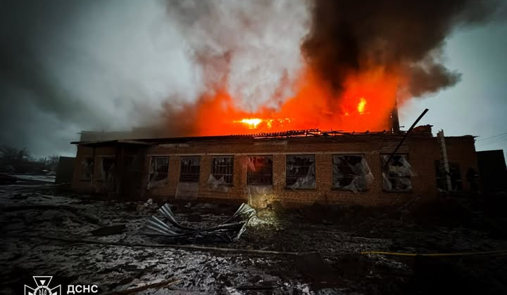 Російські дрони атакували підприємство на Харківщині: спалахнули дві будівлі