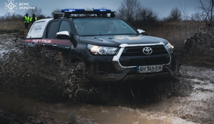 Інструктори ДСНС навчають водіїв подолати бездоріжжя