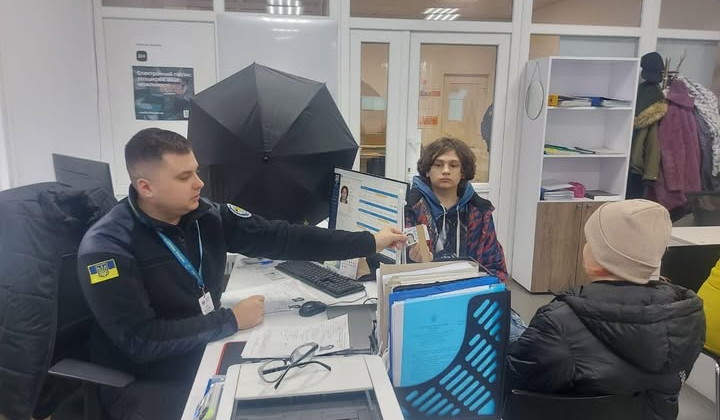 Медичні працівники під обстрілами видають паспорти