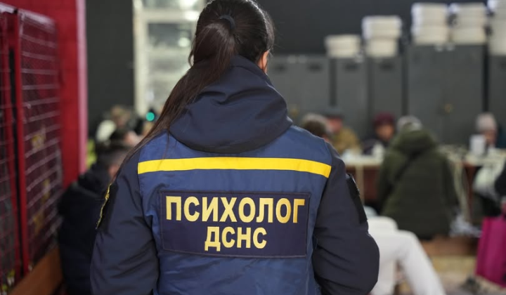 Опис зображення: Поліція Одеси допомагає пораненим жертвам обстрілів