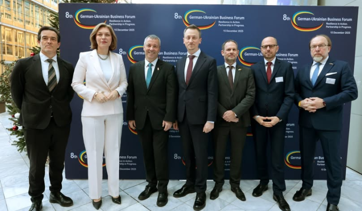 Лого Німеччини та України на фоні євро