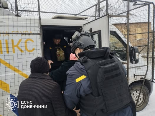 Фото евакуації мешканки Дружківки рятувальниками
