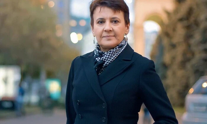 Жінка пише по листу влюбленому