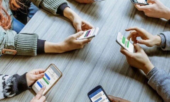 Молодежь проводит много часов на телефоне