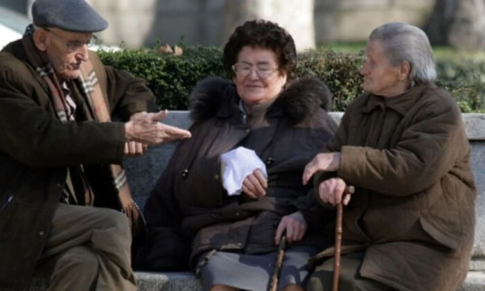 Російські пенсіонери без грошей в Європі