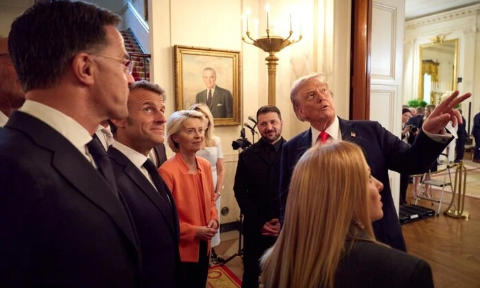 Погляд на мапу України і знаки дипломатії