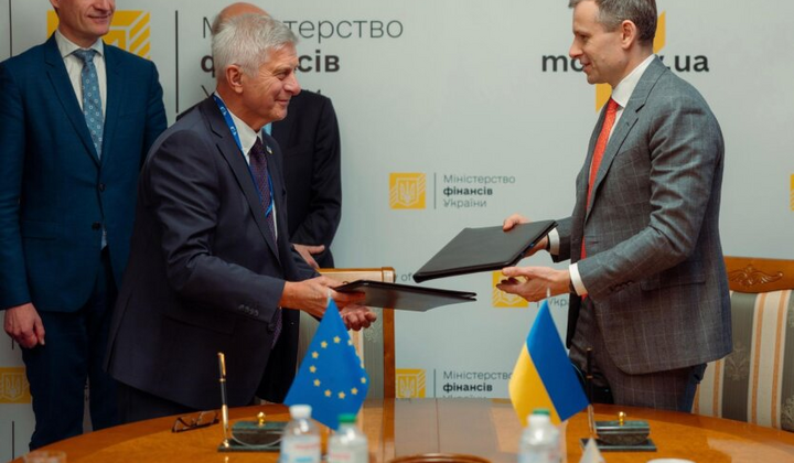 Український та європейський прапори з підписаним Меморандумом