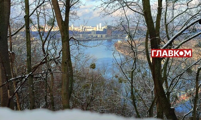 Солнце на безоблачном небе Украины