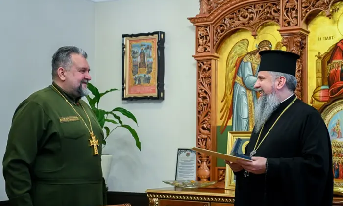 Митрополит Епіфаній подарил капеллану ГУР Холодову