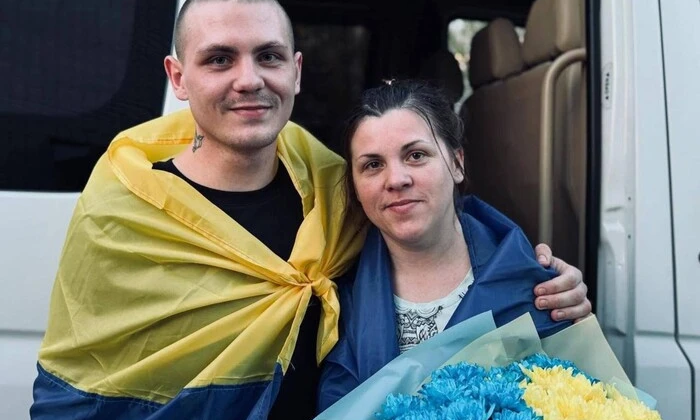 Звільнені з полону мама і син зустрілись у автобусі