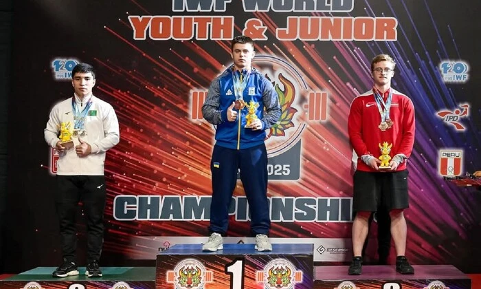 Зображення трьох золотих медалей Котелевського на чемпіонаті світу