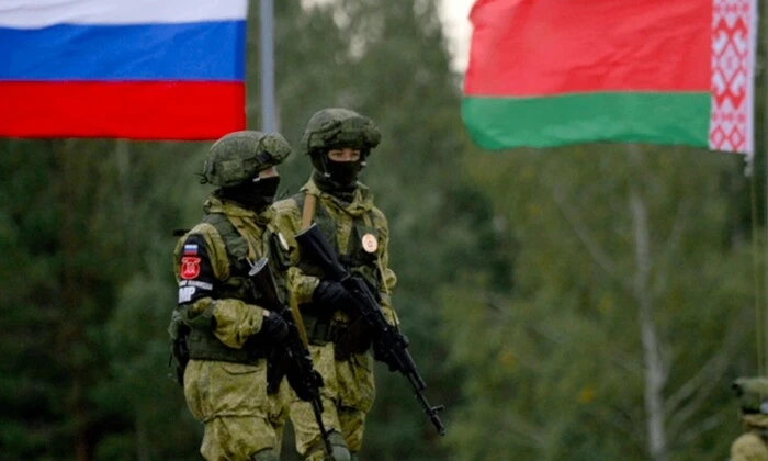 Два военных вертолета на тренировке