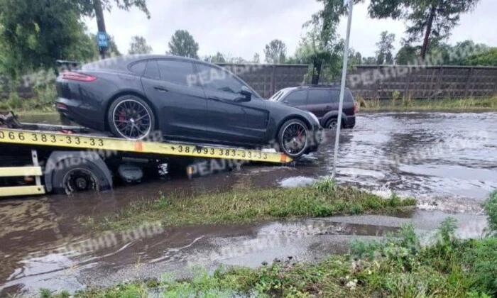 Порше застряло в многоводных стихиях