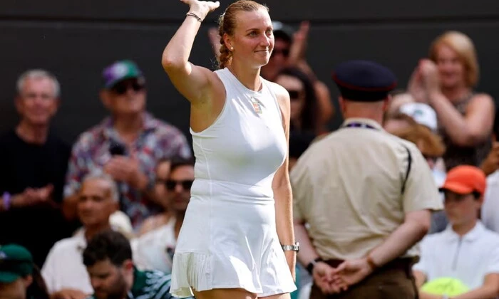 Чешская теннисистка играет на корте