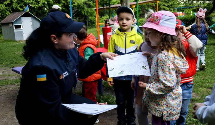Дівчина-рятувальниця в ігровій формі