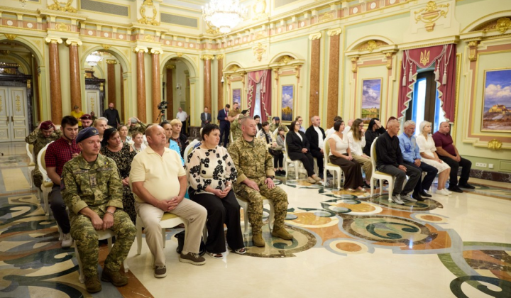 Zelensky presents certificates to Heroes of Ukraine